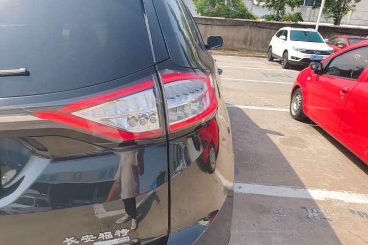Used Ford Edge 2016 EcoBoost 245 Four-Wheel Drive Titanium 7-Seater Right Rear Taillight