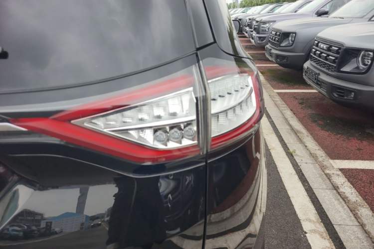 Used Ford Edge 2016 EcoBoost 245 Two-Wheel-Drive Platinum Edition 7-Seater Right Rear Taillight