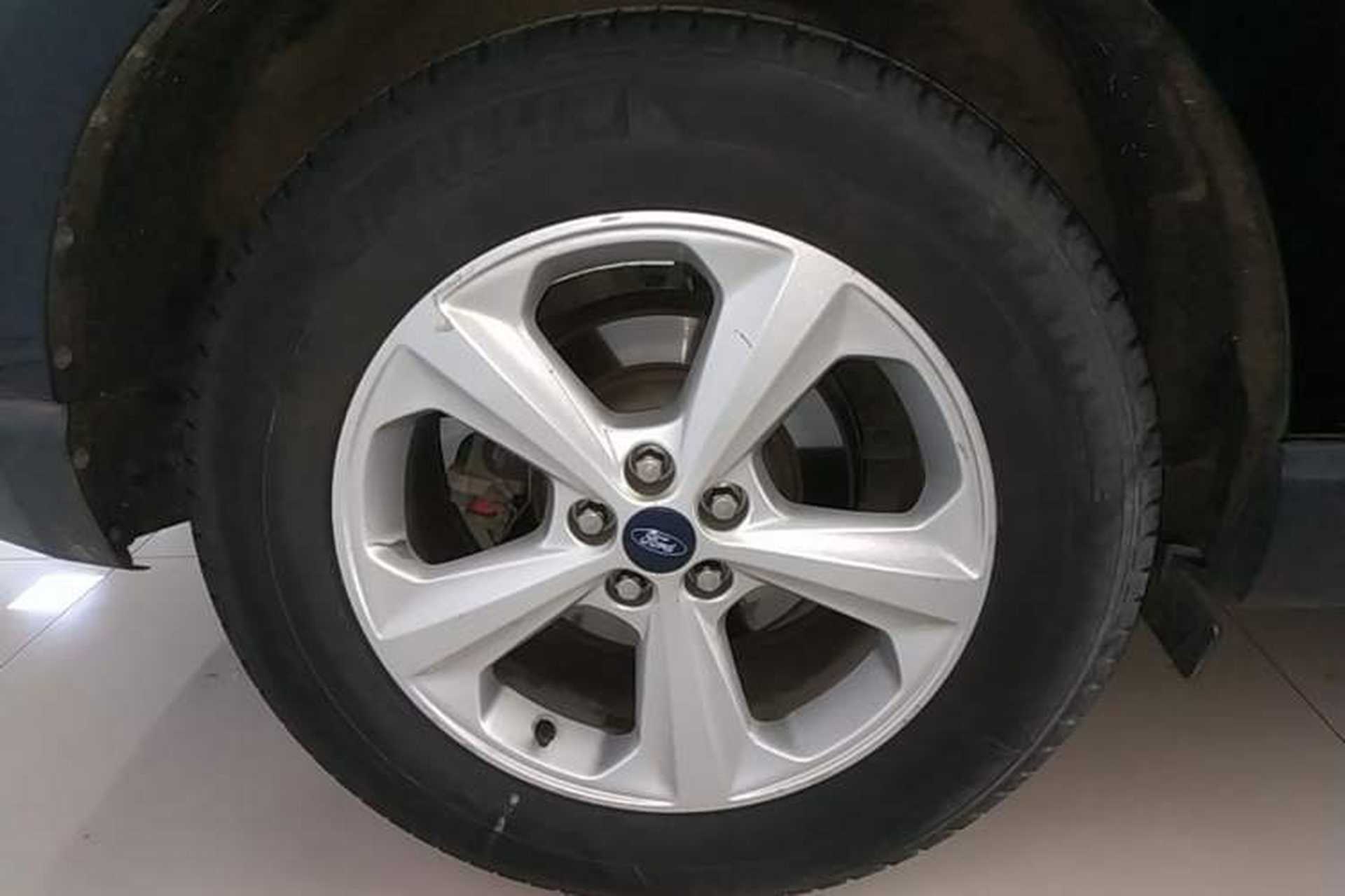 Used Ford Edge 2016 EcoBoost 245 Two-Wheel-Drive Titanium 5-Seater Right Rear Wheel Hub