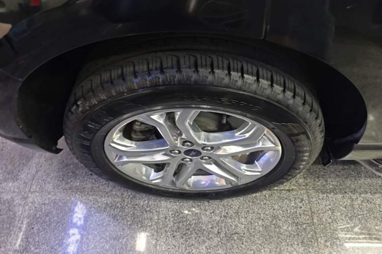 Used Ford Edge 2016 EcoBoost 245 Four-Wheel Drive Titanium Edition 7-Seater Right Rear Wheel Hub
