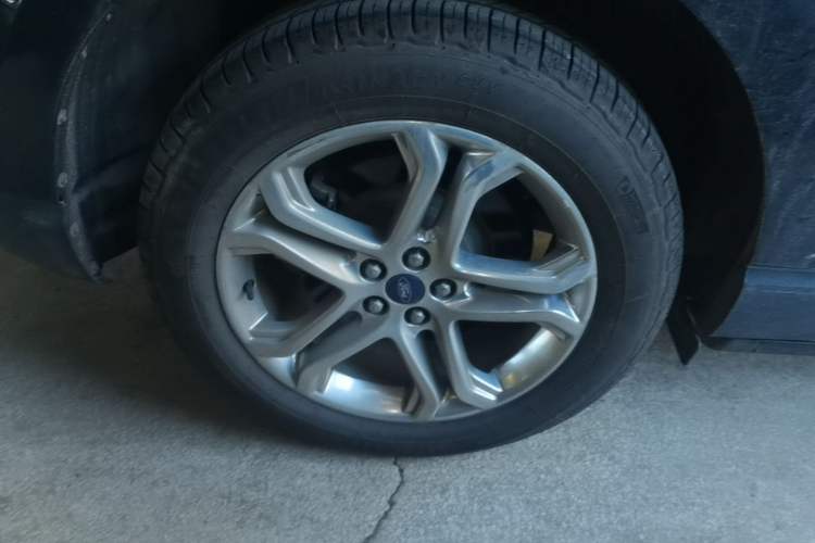 Used Ford Edge 2016 EcoBoost 245 Four-Wheel Drive Titanium Edition 7-Seater Right Rear Wheel Hub