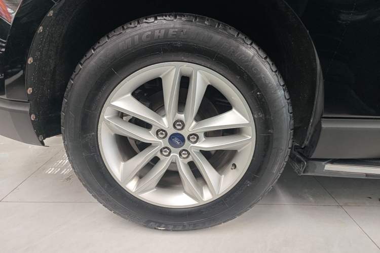 Used Ford Edge 2016 EcoBoost 245 Two-Wheel-Drive Platinum Edition 7-Seater Right Rear Wheel Hub