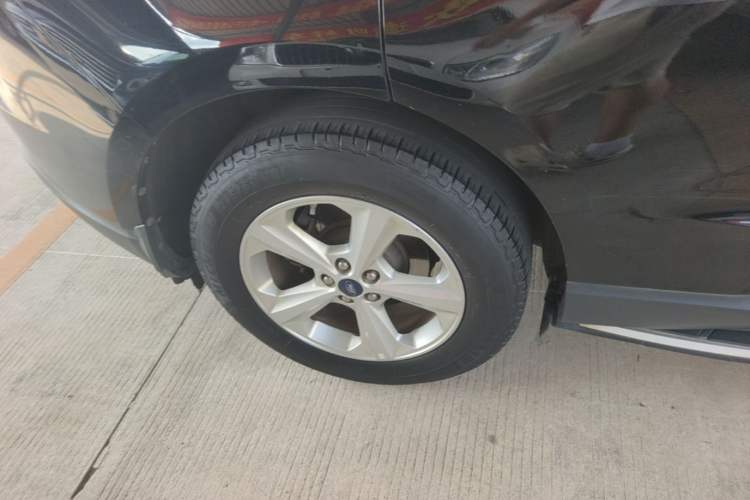 Used Ford Edge 2016 EcoBoost 245 Two-Wheel-Drive Titanium 5-Seater Right Rear Wheel Hub