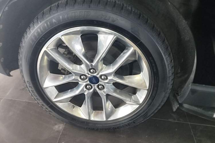 Used Ford Edge 2016 EcoBoost 245 Four-Wheel Drive Titanium 7-Seater Right Rear Wheel Hub