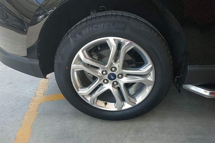 Used Ford Edge 2016 EcoBoost 245 Two-Wheel-Drive Titanium 7-Seater Right Rear Wheel Hub