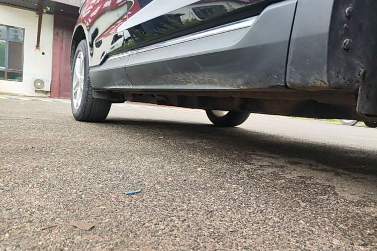 Used Ford Edge 2016 EcoBoost 245 Two-Wheel-Drive Titanium 7-Seater Right Side Sill
