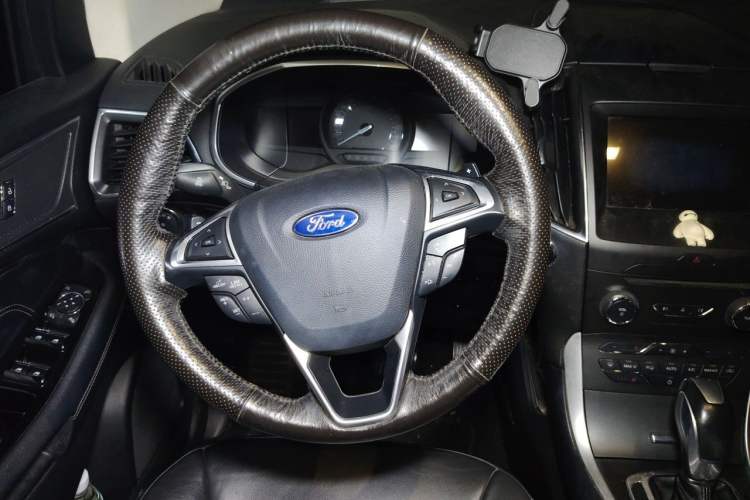 Used Ford Edge 2016 EcoBoost 245 Four-Wheel Drive Titanium Edition 7-Seater Steering Wheel