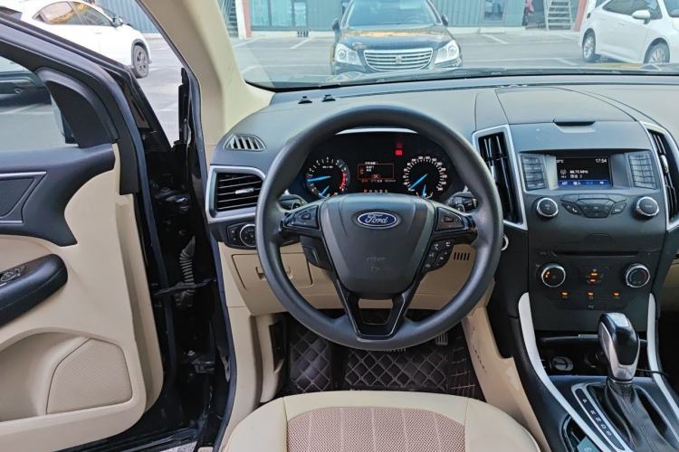 Used Ford Edge 2016 EcoBoost 245 Two-Wheel-Drive Titanium 5-Seater Steering Wheel