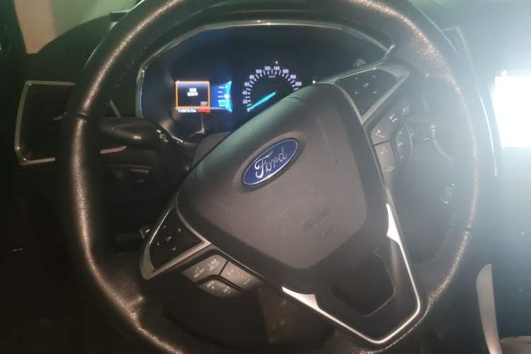 Used Ford Edge 2016 EcoBoost 245 Two-Wheel-Drive Titanium 7-Seater Steering Wheel