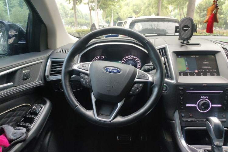 Used Ford Edge 2016 EcoBoost 330 V6 Four-Wheel-Drive Flagship Model with 7 Seats Steering Wheel