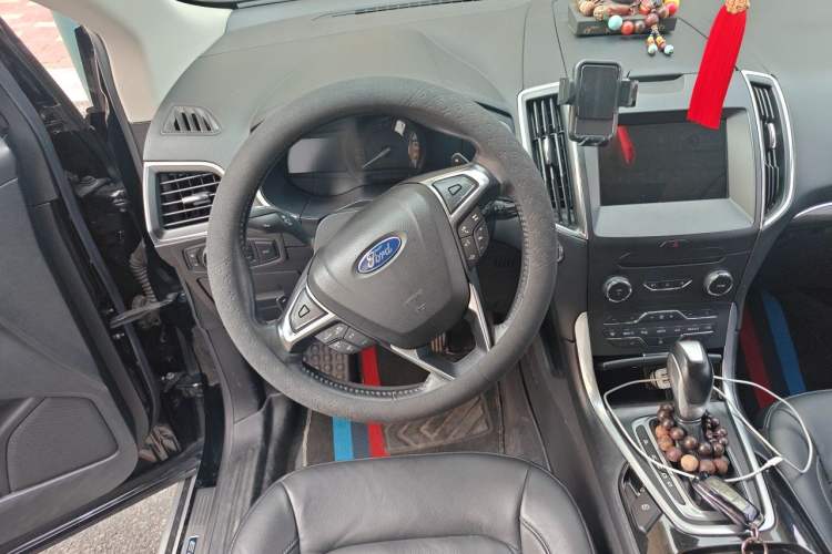 Used Ford Edge 2016 EcoBoost 245 Two-Wheel-Drive Titanium 7-Seater Steering Wheel