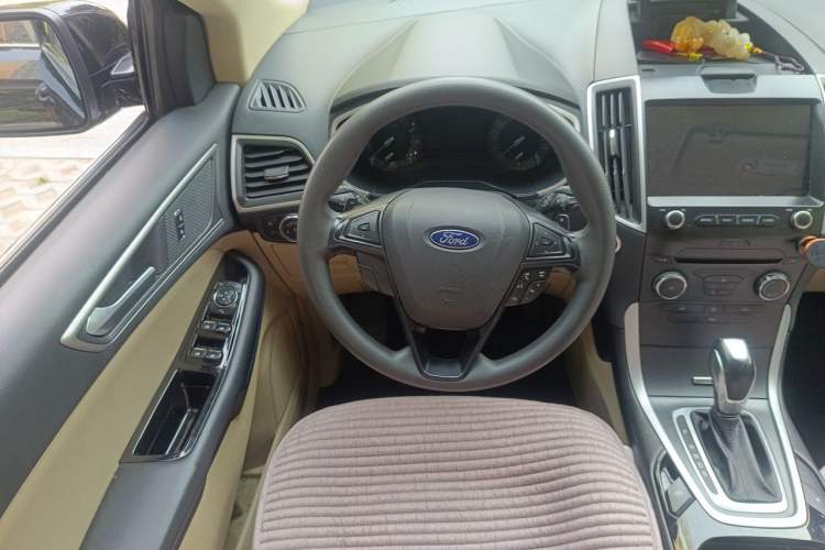 Used Ford Edge 2016 EcoBoost 245 Two-Wheel-Drive Titanium 5-Seater Steering Wheel