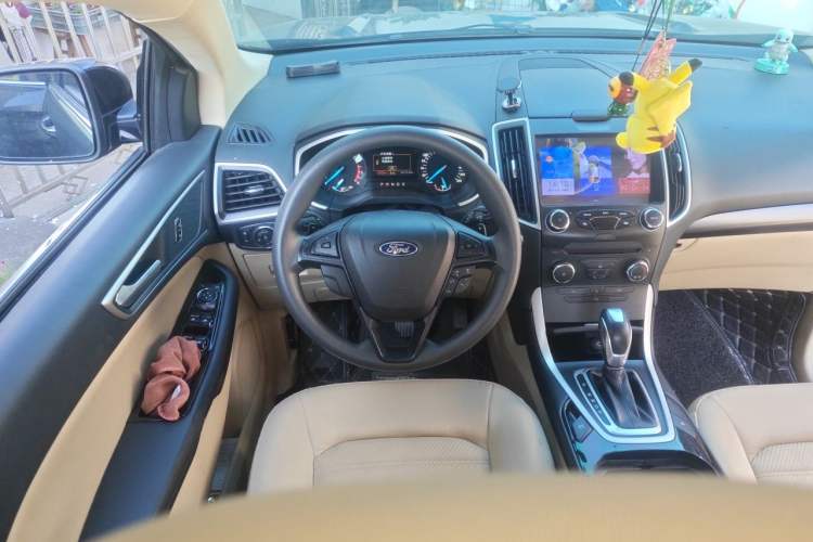Used Ford Edge 2016 EcoBoost 245 Two-Wheel-Drive Titanium 5-Seater Steering Wheel
