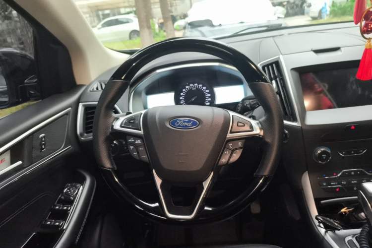 Used Ford Edge 2016 EcoBoost 245 Two-Wheel-Drive Titanium 7-Seater Steering Wheel