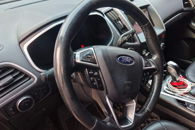 Used Ford Edge 2016 EcoBoost 245 Two-Wheel-Drive Titanium 7-Seater Steering Wheel