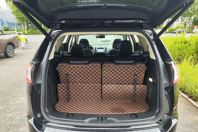 Used Ford Edge 2016 EcoBoost 245 Two-Wheel-Drive Titanium 7-Seater Trunk