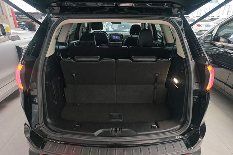 Used Ford Edge 2016 EcoBoost 245 Two-Wheel-Drive Platinum Edition 7-Seater Trunk