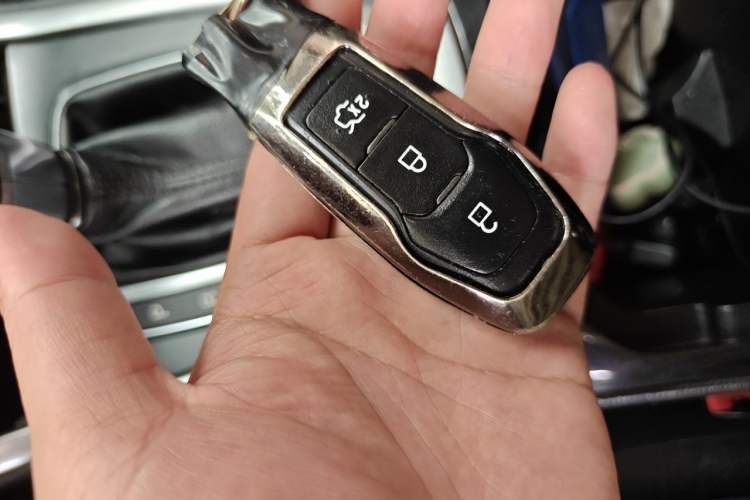 Used Ford Edge 2016 EcoBoost 245 Two-Wheel-Drive Titanium 7-Seater Vehicle Key