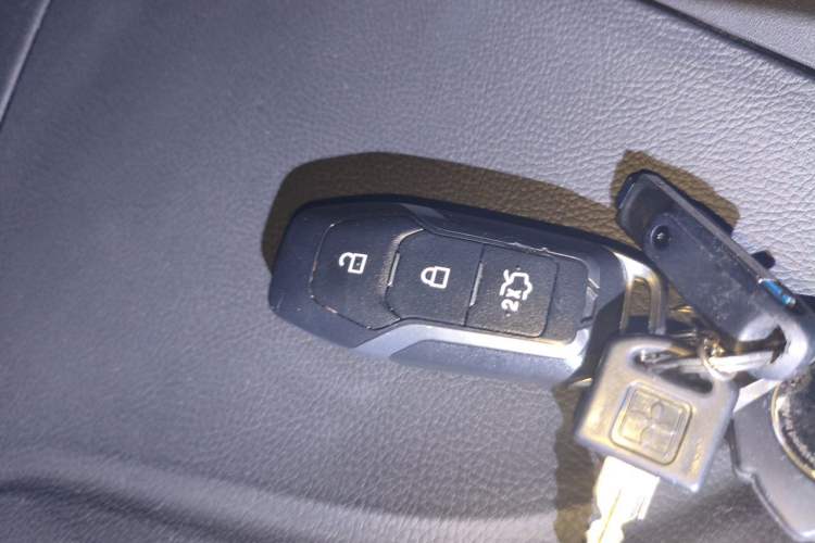 Used Ford Edge 2016 EcoBoost 245 Two-Wheel-Drive Titanium 7-Seater Vehicle Key