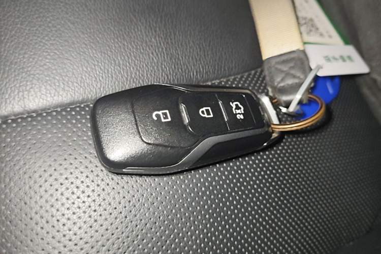 Used Ford Edge 2016 EcoBoost 245 Four-Wheel Drive Titanium 7-Seater Vehicle Key