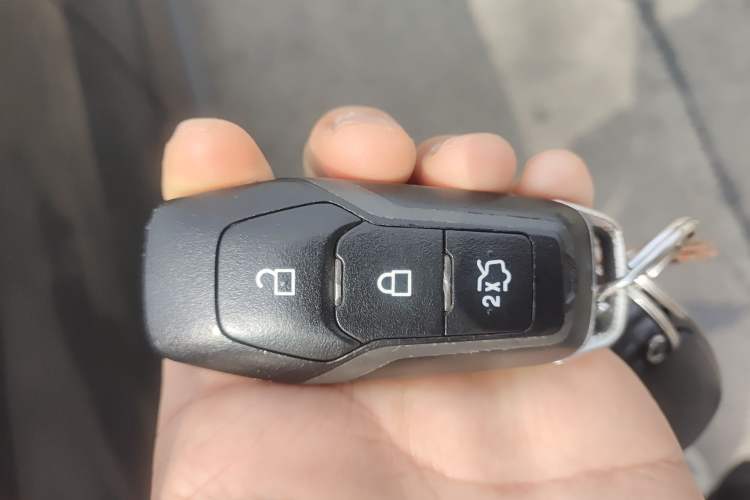 Used Ford Edge 2016 EcoBoost 245 Two-Wheel-Drive Titanium 5-Seater Vehicle Key