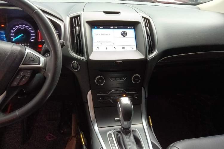 Used Ford Edge 2016 EcoBoost 245 Two-Wheel-Drive Titanium 7-Seater Audio And AC Panel