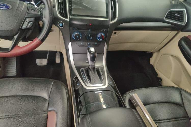 Used Ford Edge 2016 EcoBoost 245 Two-Wheel-Drive Titanium 5-Seater Audio And AC Panel