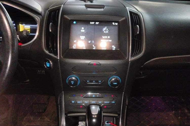 Used Ford Edge 2016 EcoBoost 245 Two-Wheel-Drive Titanium 7-Seater Audio And AC Panel