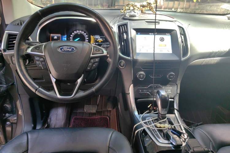 Used Ford Edge 2016 EcoBoost 245 Two-Wheel-Drive Titanium 7-Seater Center Console