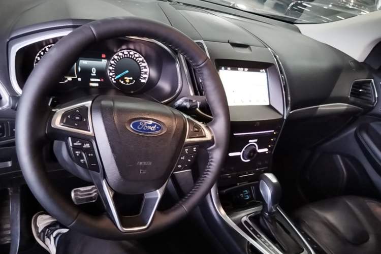 Used Ford Edge 2016 EcoBoost 245 Four-Wheel Drive Titanium 7-Seater Center Console
