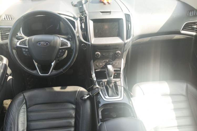 Used Ford Edge 2016 EcoBoost 245 Four-Wheel Drive Titanium Edition 7-Seater Center Console