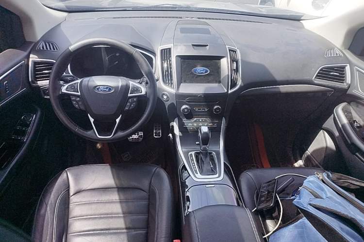 Used Ford Edge 2016 EcoBoost 245 Two-Wheel-Drive Titanium 7-Seater Center Console
