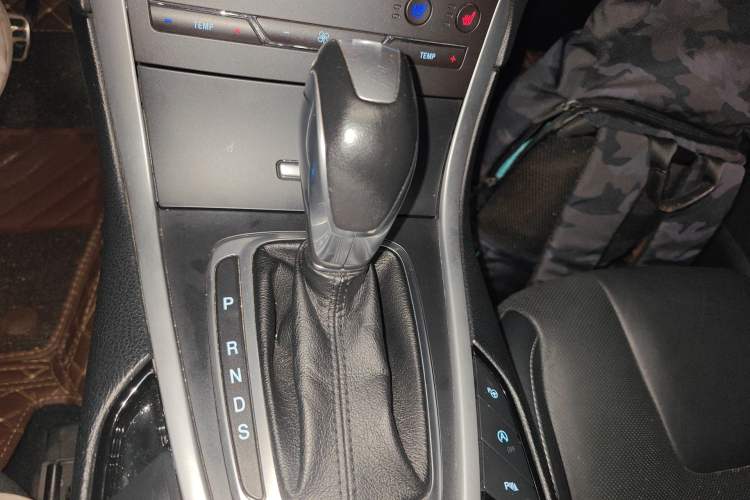 Used Ford Edge 2016 EcoBoost 245 Four-Wheel Drive Titanium 7-Seater Gear Lever
