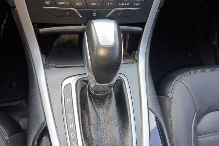Used Ford Edge 2016 EcoBoost 245 Two-Wheel-Drive Titanium 7-Seater Gear Lever