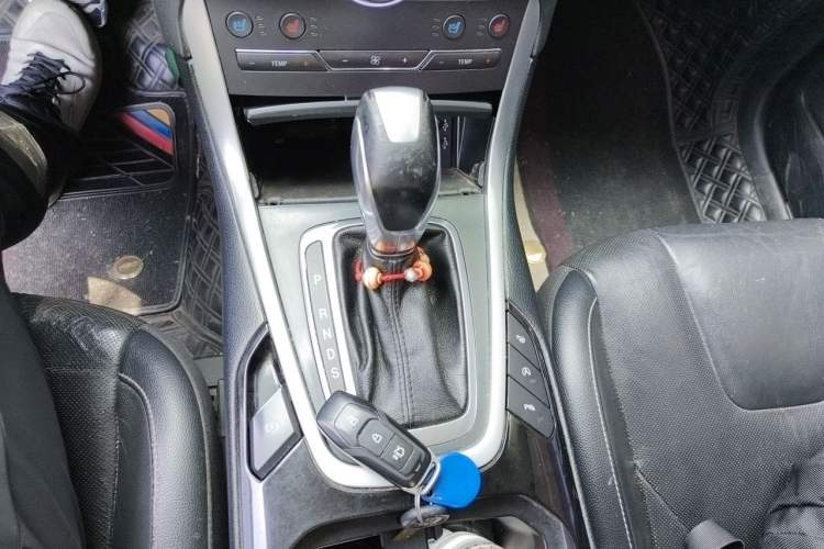 Used Ford Edge 2016 EcoBoost 245 Four-Wheel Drive Titanium 7-Seater Gear Lever