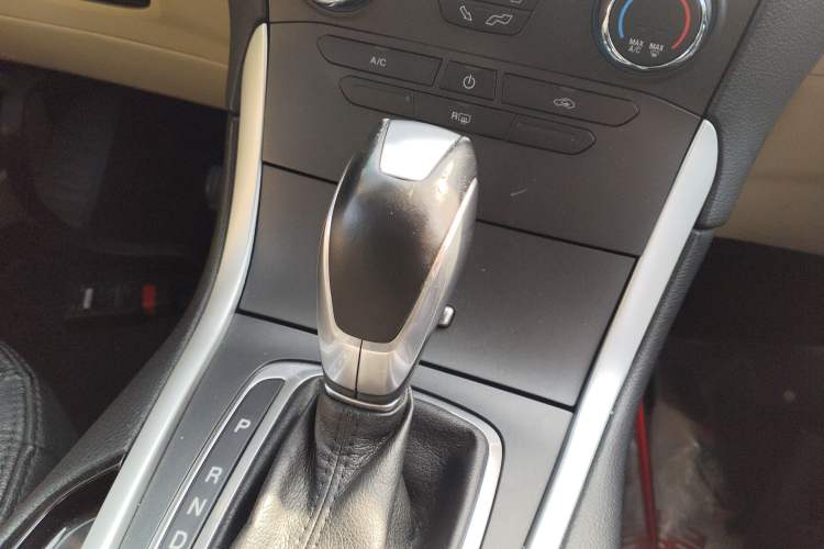 Used Ford Edge 2016 EcoBoost 245 Two-Wheel-Drive Titanium 5-Seater Gear Lever