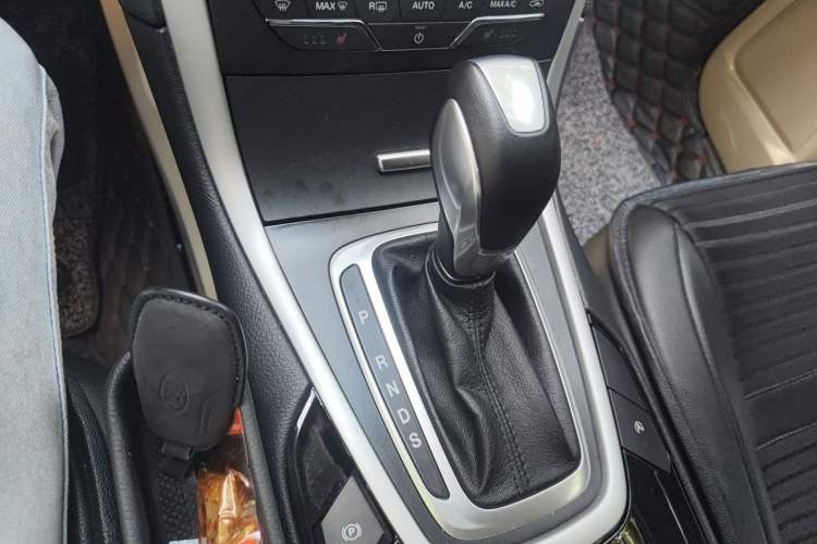 Used Ford Edge 2016 EcoBoost 245 Two-Wheel-Drive Titanium 5-Seater Gear Lever