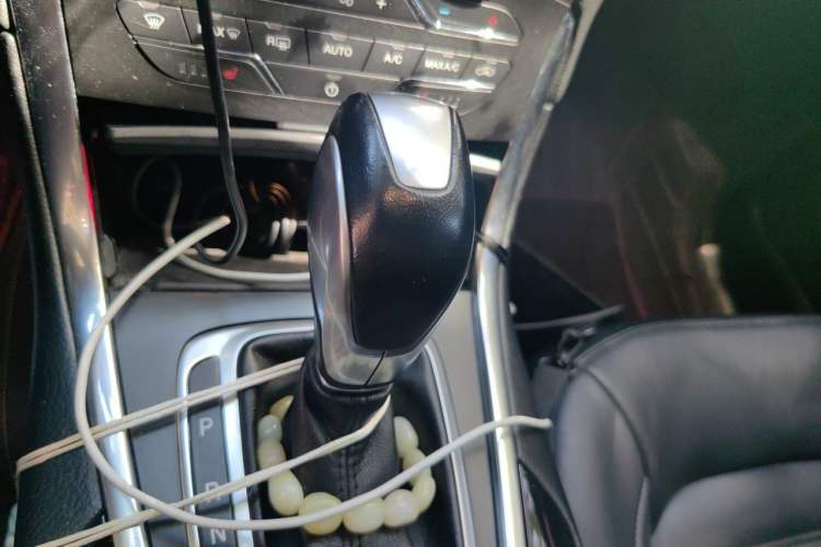 Used Ford Edge 2016 EcoBoost 245 Two-Wheel-Drive Titanium 7-Seater Gear Lever