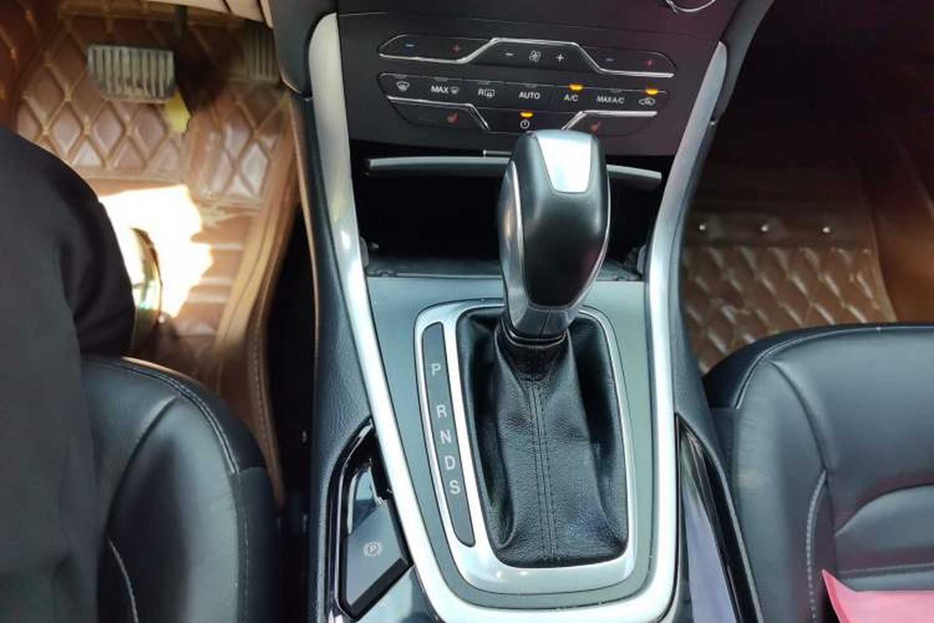 Used Ford Edge 2016 EcoBoost 245 Four-Wheel Drive Titanium Edition 7-Seater Gear Lever