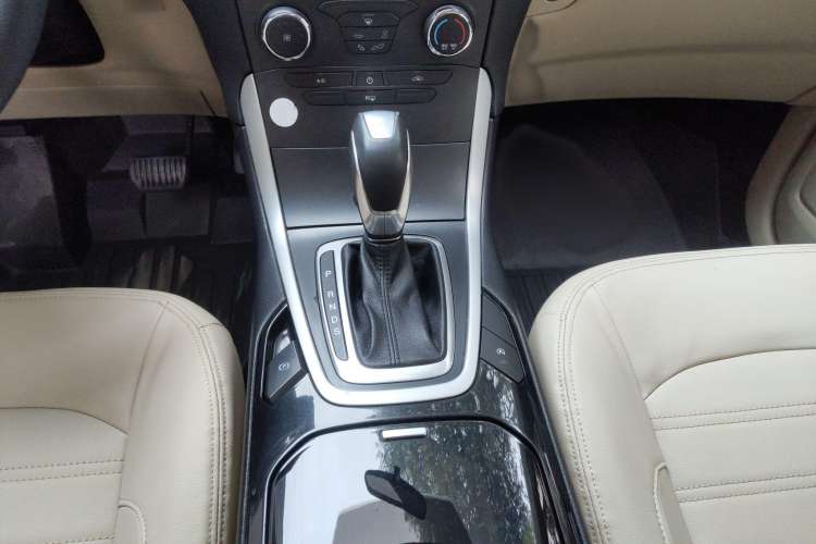 Used Ford Edge 2016 EcoBoost 245 Two-Wheel-Drive Titanium 5-Seater Gear Lever