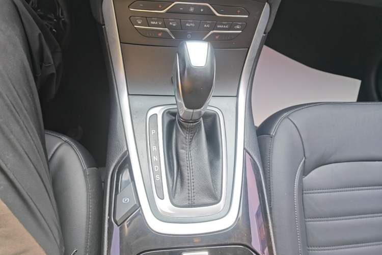 Used Ford Edge 2016 EcoBoost 245 Two-Wheel-Drive Titanium 7-Seater Gear Lever