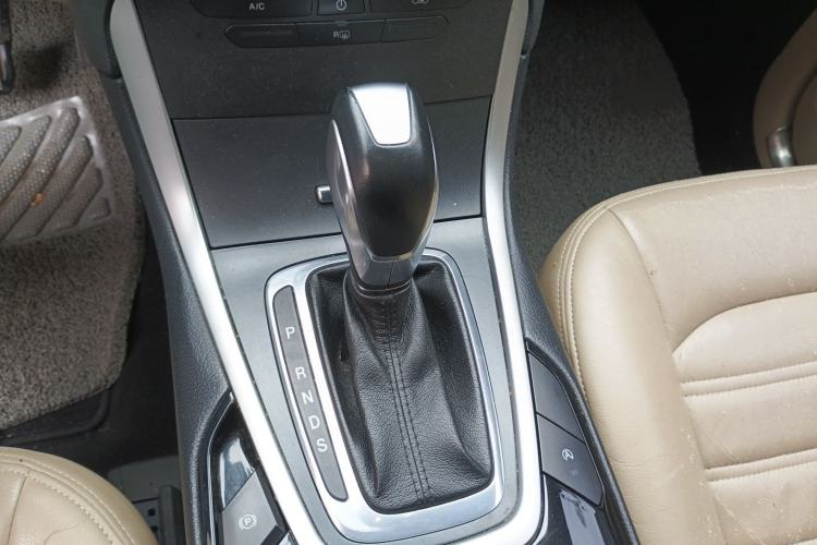 Used Ford Edge 2016 EcoBoost 245 Two-Wheel-Drive Titanium 5-Seater Gear Lever