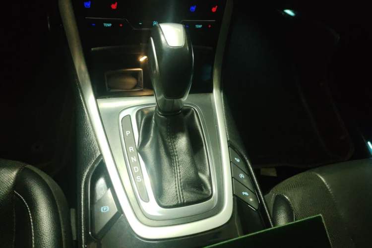 Used Ford Edge 2016 EcoBoost 245 Four-Wheel Drive Titanium 7-Seater Gear Lever