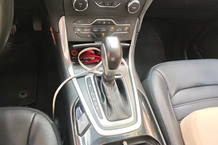 Used Ford Edge 2016 EcoBoost 245 Two-Wheel-Drive Titanium 7-Seater Gear Lever