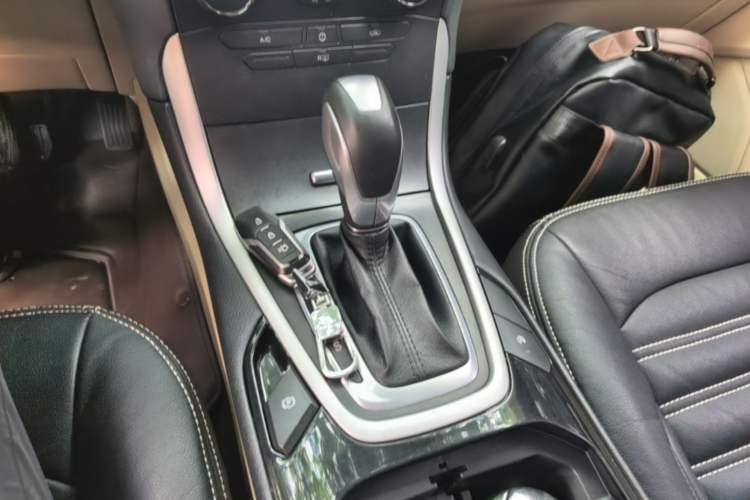 Used Ford Edge 2016 EcoBoost 245 Two-Wheel-Drive Titanium 5-Seater Gear Lever