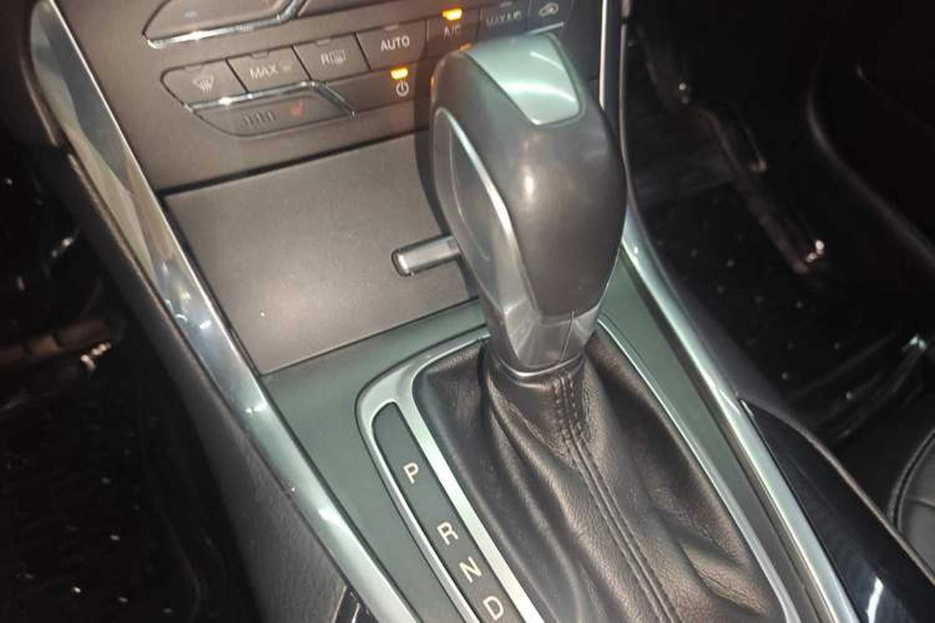 Used Ford Edge 2016 EcoBoost 245 Two-Wheel-Drive Titanium 7-Seater Gear Lever