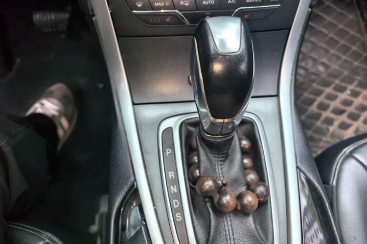 Used Ford Edge 2016 EcoBoost 245 Two-Wheel-Drive Titanium 7-Seater Gear Lever