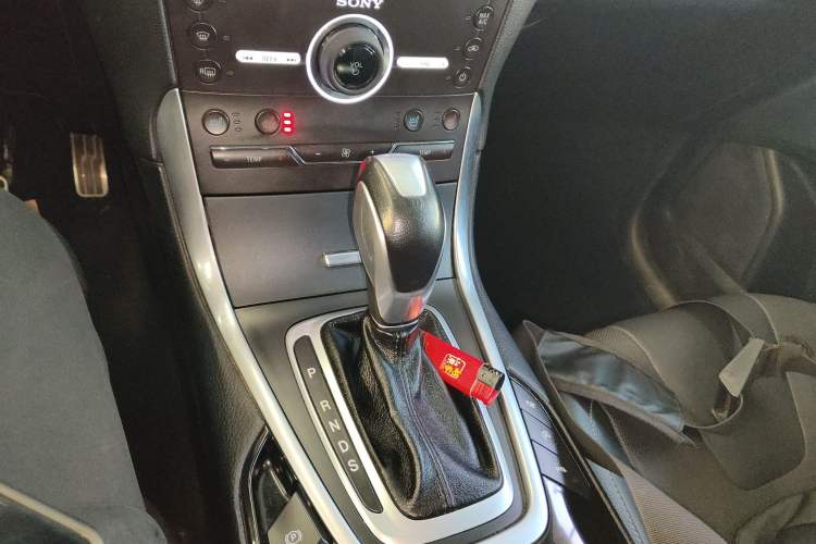Used Ford Edge 2016 EcoBoost 245 Four-Wheel Drive Titanium 7-Seater Gear Lever
