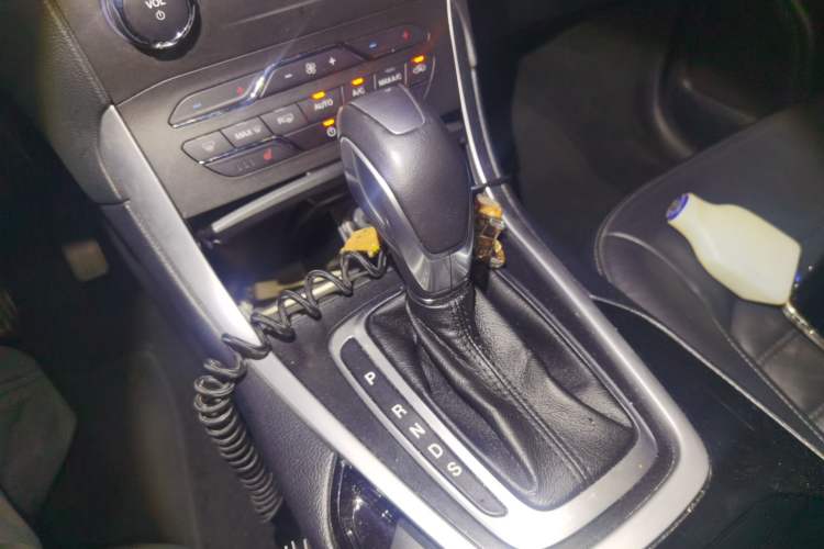 Used Ford Edge 2016 EcoBoost 245 Two-Wheel-Drive Titanium 7-Seater Gear Lever