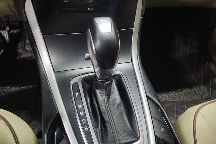 Used Ford Edge 2016 EcoBoost 245 Two-Wheel-Drive Titanium 5-Seater Gear Lever